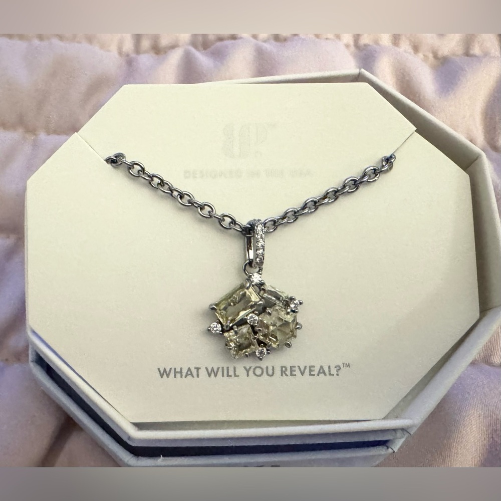Chic Silver Necklace with Crystal Pendant